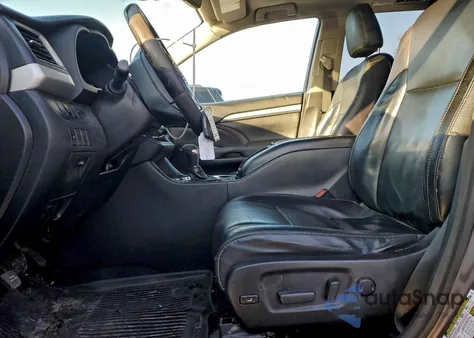 2018 Toyota Highlander Se z USA, uszkodzony, nr VIN 5TDJZRFH8JS829070